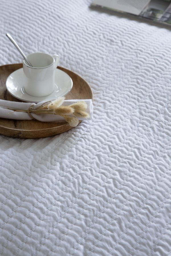133536047750480106-Linette blanco det 1 Colcha Antillo - Linette